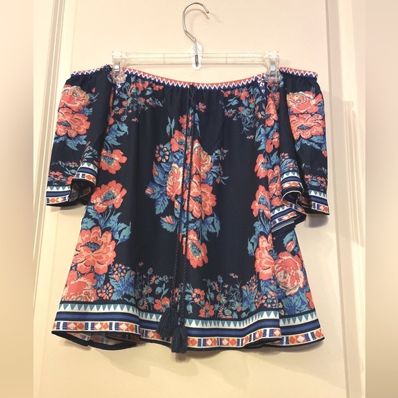 GUC Flying🍅 Sz-S Scoping Neckline/Cold Shoulder, Angle Sleeves, Lightweight Top - Picture 8 of 16